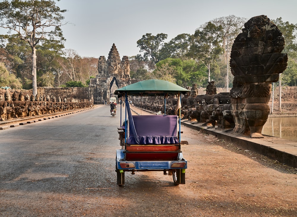 un rickshaw con una cubierta púrpura en la parte posterior