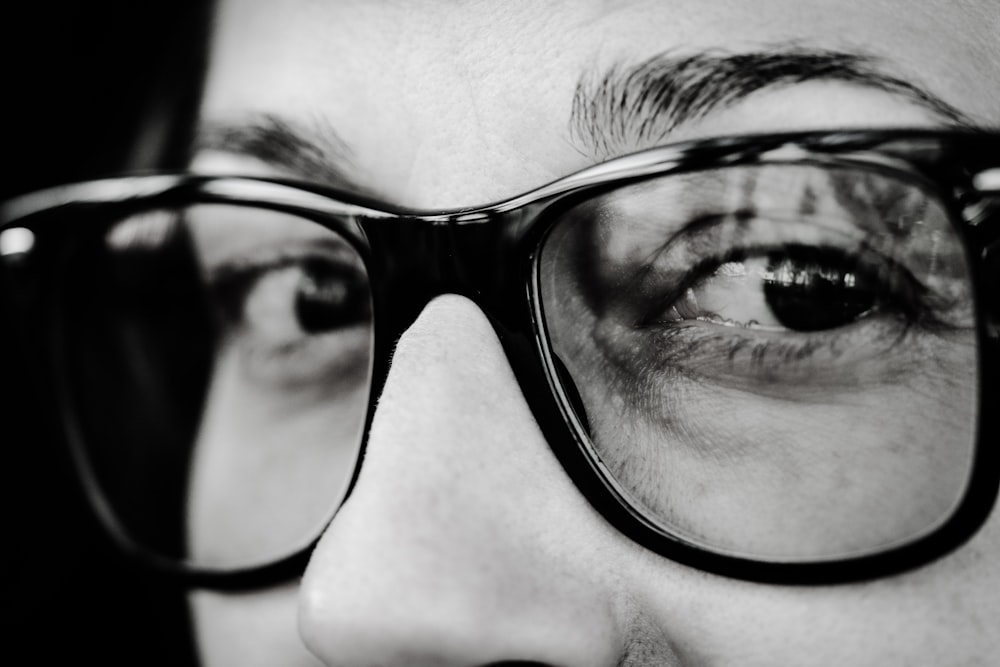 um close up de uma pessoa usando óculos