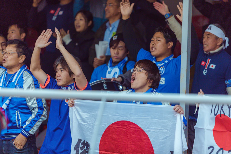 국기를 들어올리는 축구 팬들