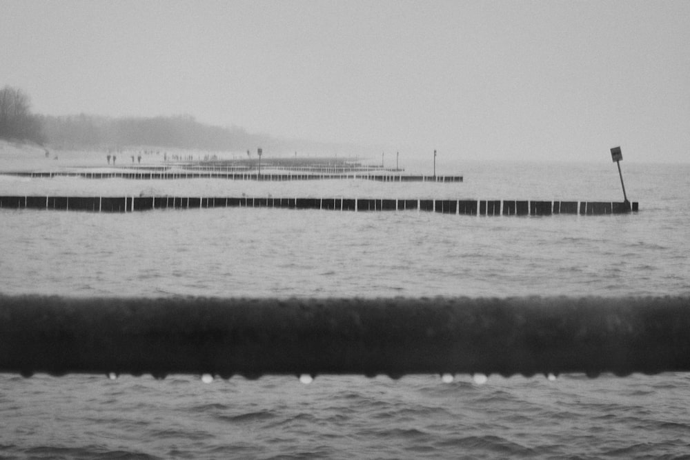 Una foto en blanco y negro de un cuerpo de agua