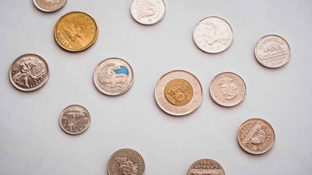 Un mucchio di diversi tipi di monete su un tavolo
