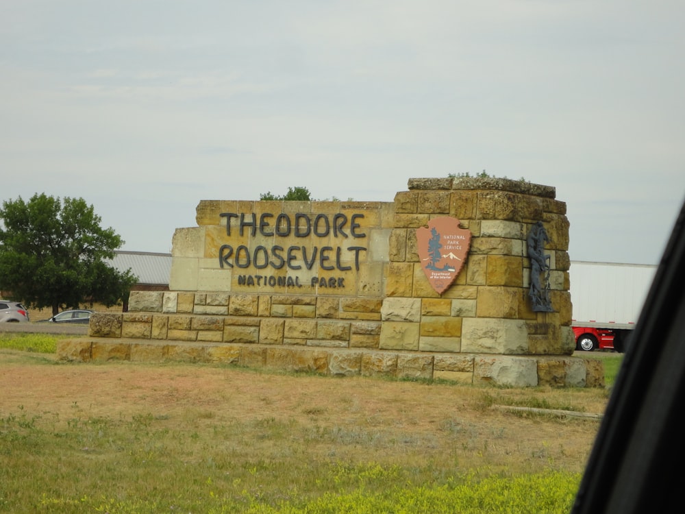 um sinal para o parque nacional theodore roosevelt em um campo