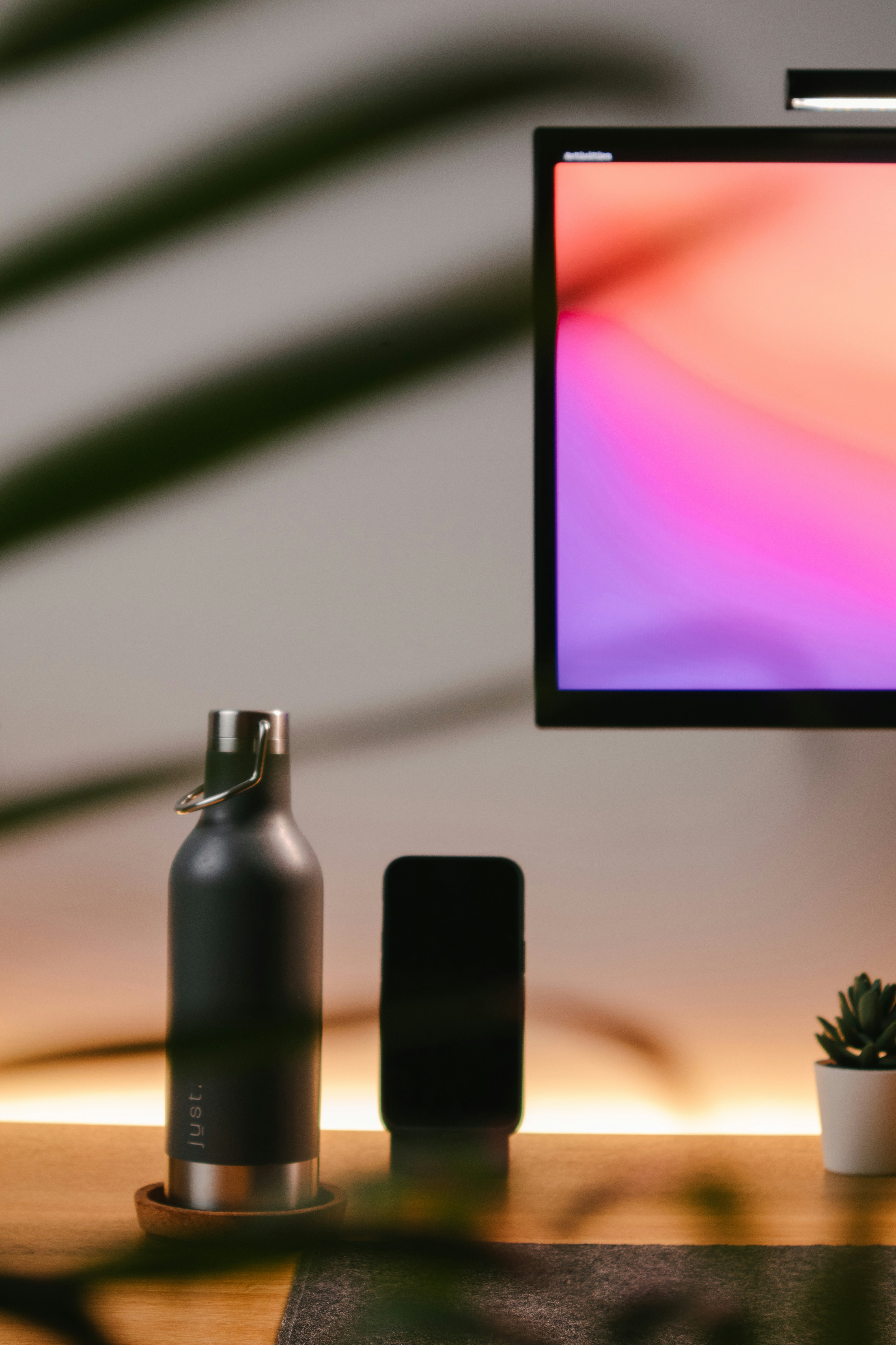 Ein Desktop-Computer sitzt auf einem Holztisch