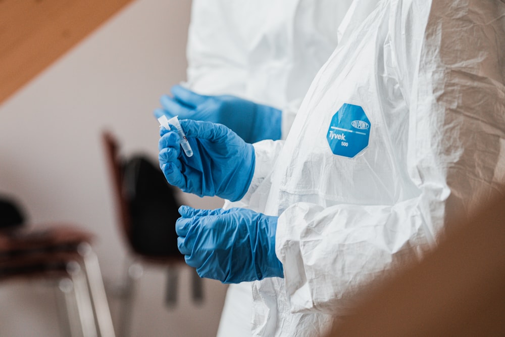 eine Person in blauen Handschuhen und blauen Handschuhen