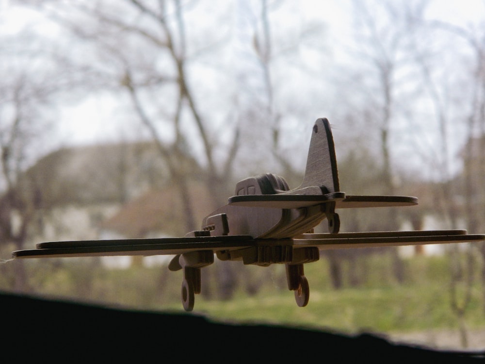 Un aeroplano giocattolo vola nell'aria