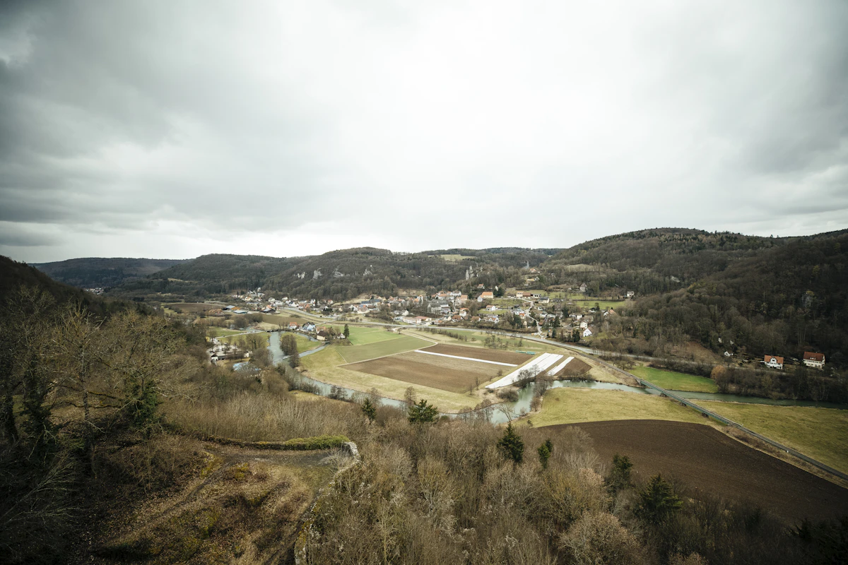 Ansicht einer Taunus-Stadt zwischen den Hügeln