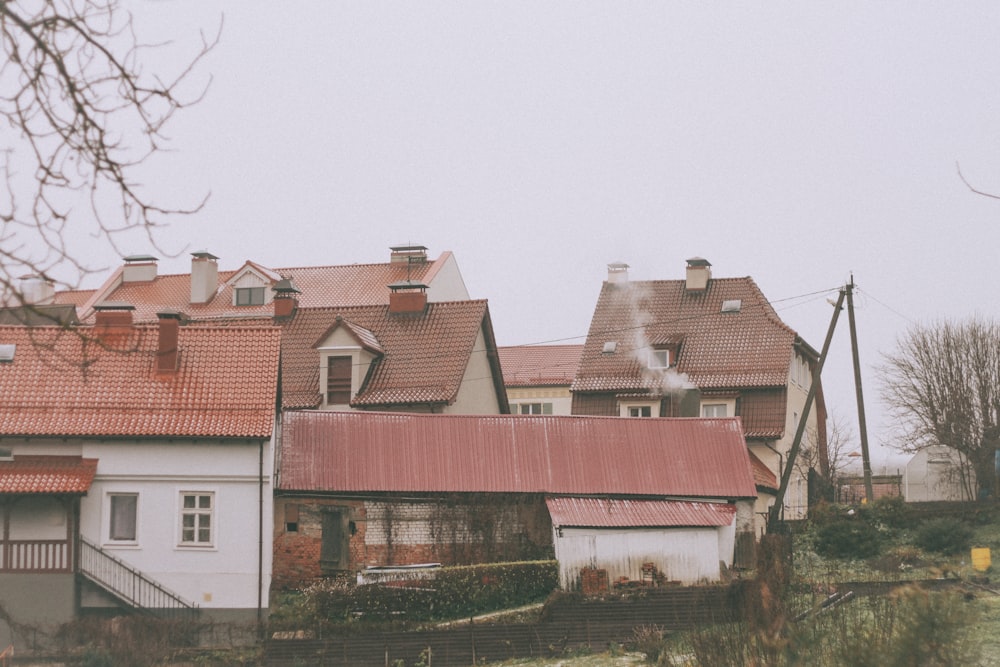 Una hilera de casas con techo rojo
