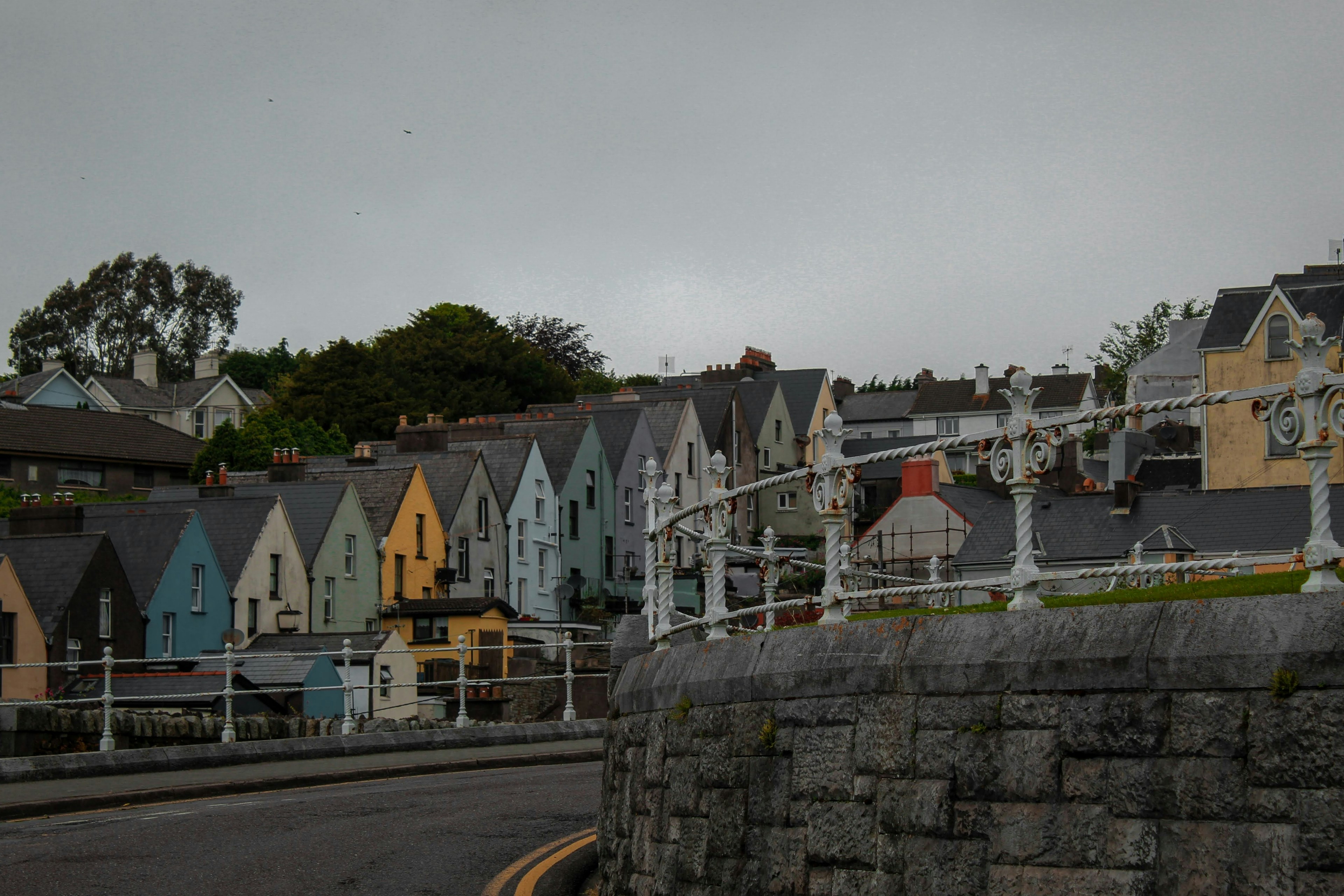 Foto zum Thema Eine Straße mit einem Haufen Häuser an der Seite