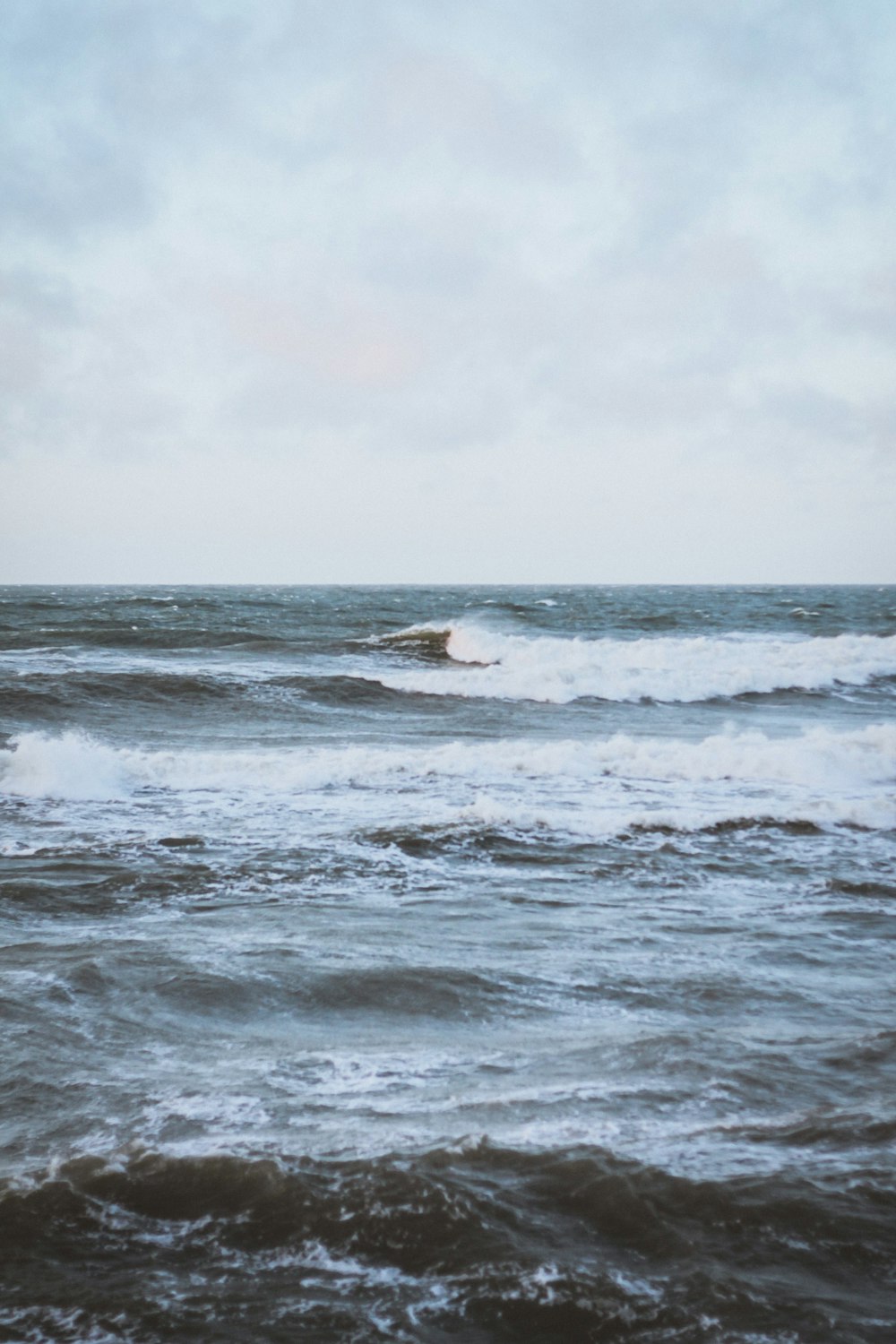 Eine Person, die auf einem Surfbrett auf einer Welle im Meer fährt