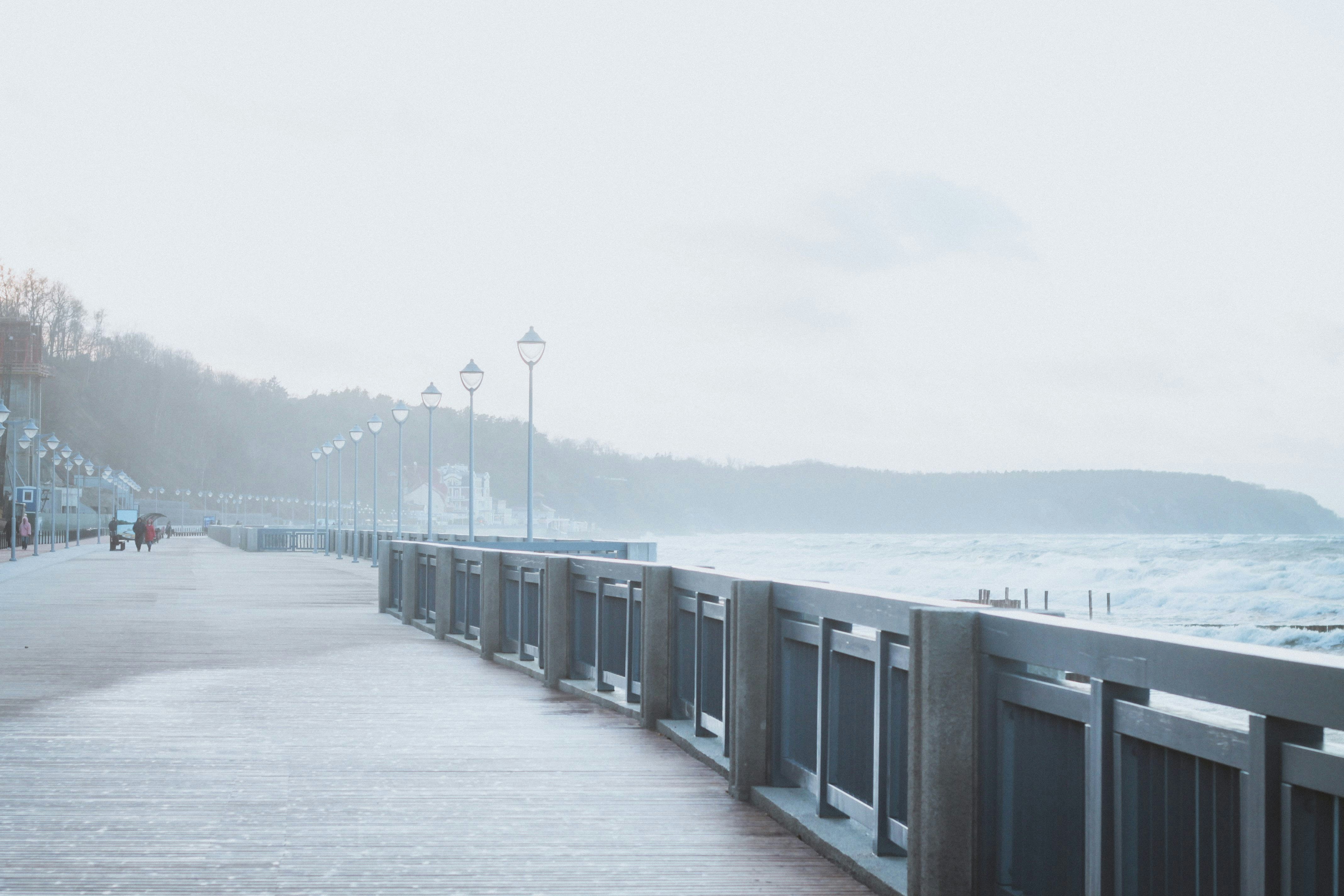 une promenade au bord de l’océan par temps de brouillard