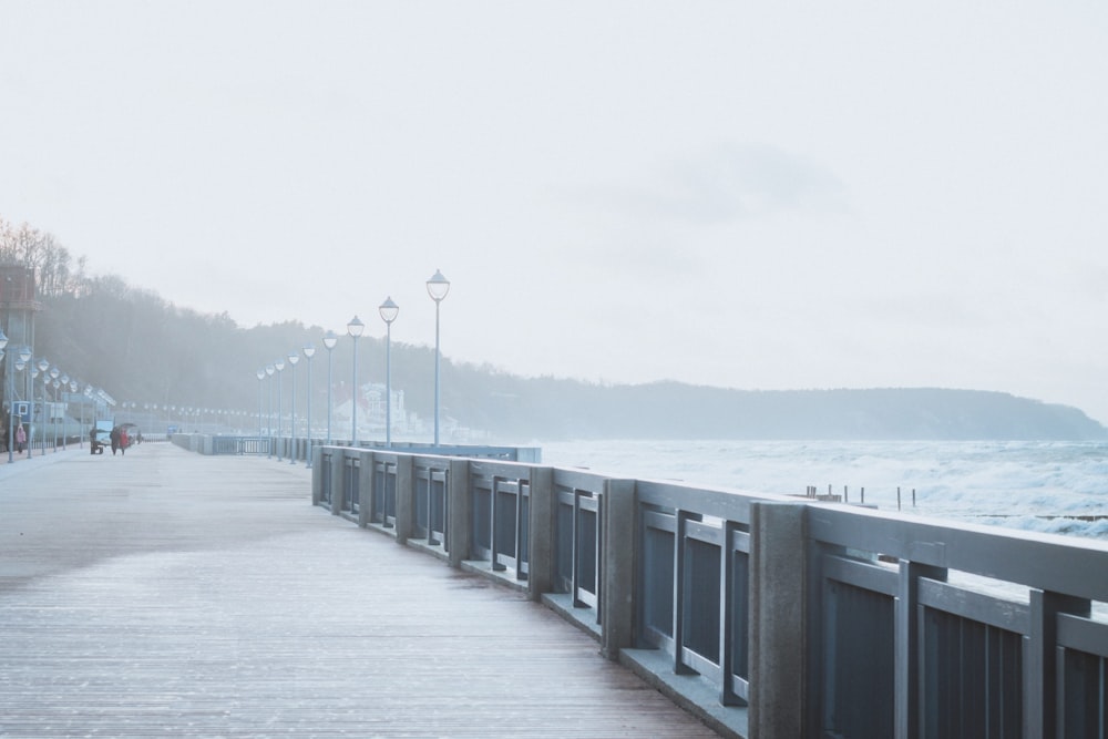 Eine Promenade am Meer an einem nebligen Tag