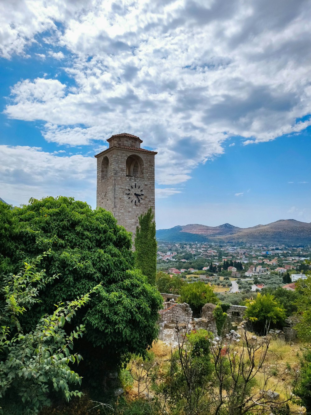 una torre alta con un reloj en el costado