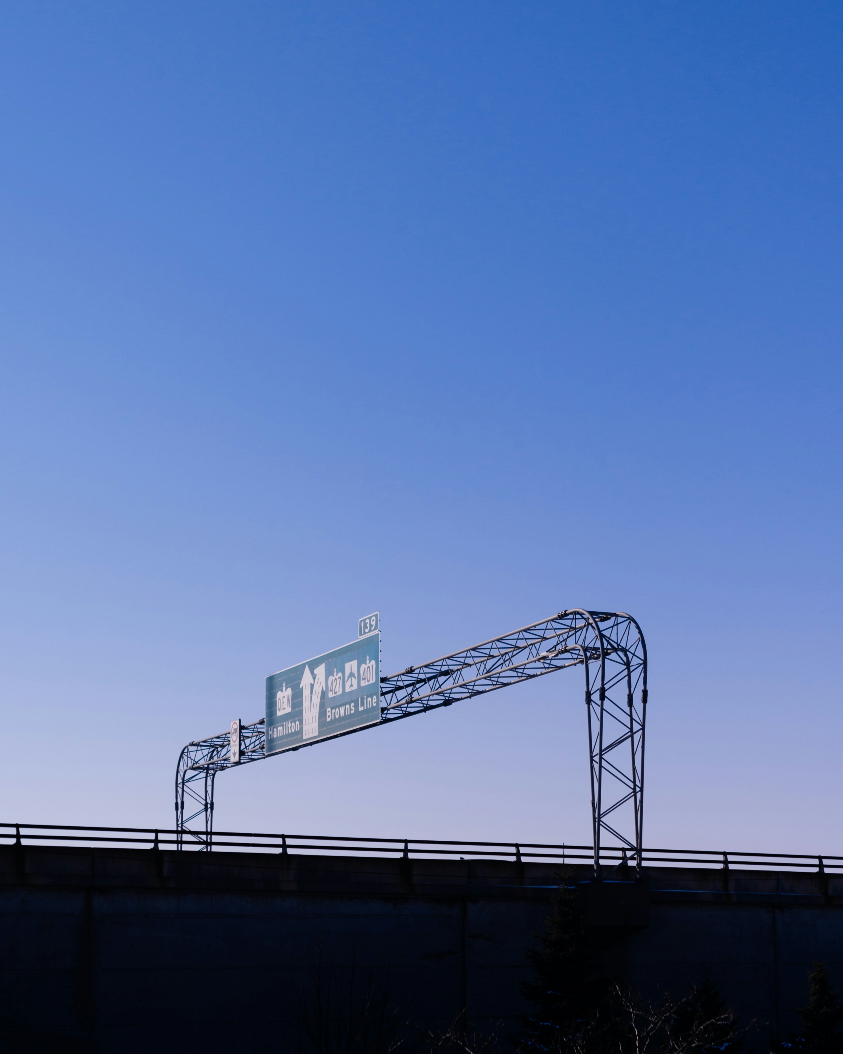 橋の上にある高速道路の標識