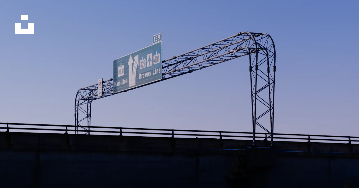 Freeway Sign Bridge A highway sign on top of a bridge photo – Free Etobicoke Image on Unsplash
