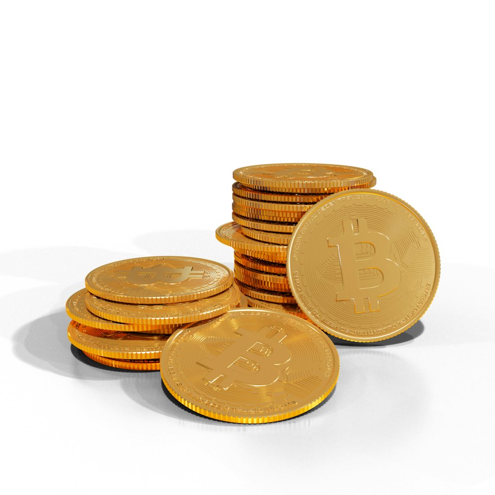 Une pile de bitcoins d’or assis les uns sur les autres