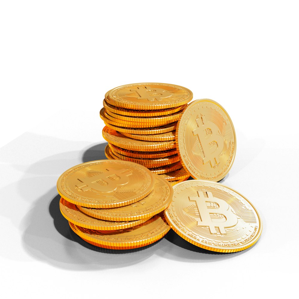 Un mucchio di bitcoin d'oro seduti uno sopra l'altro