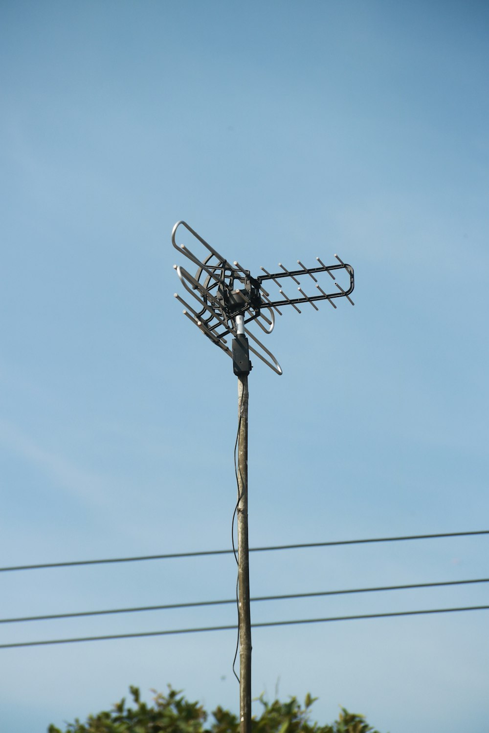 eine Fernsehantenne auf einem Mast