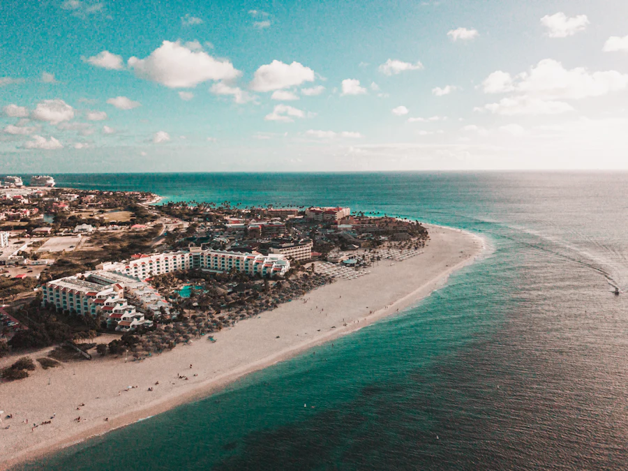 Vista aérea de la costa de Aruba, con playa de arena blanca y agua turquesa
