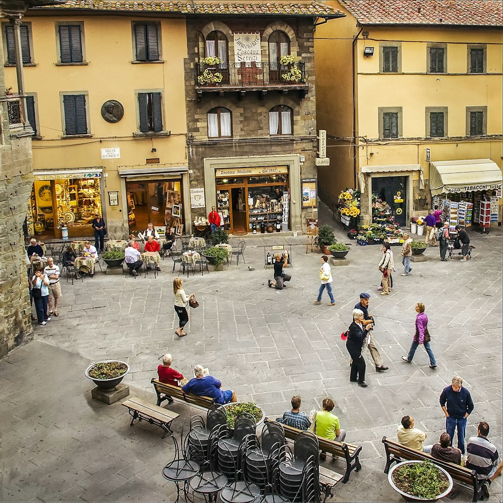 un gruppo di persone che camminano intorno a un cortile