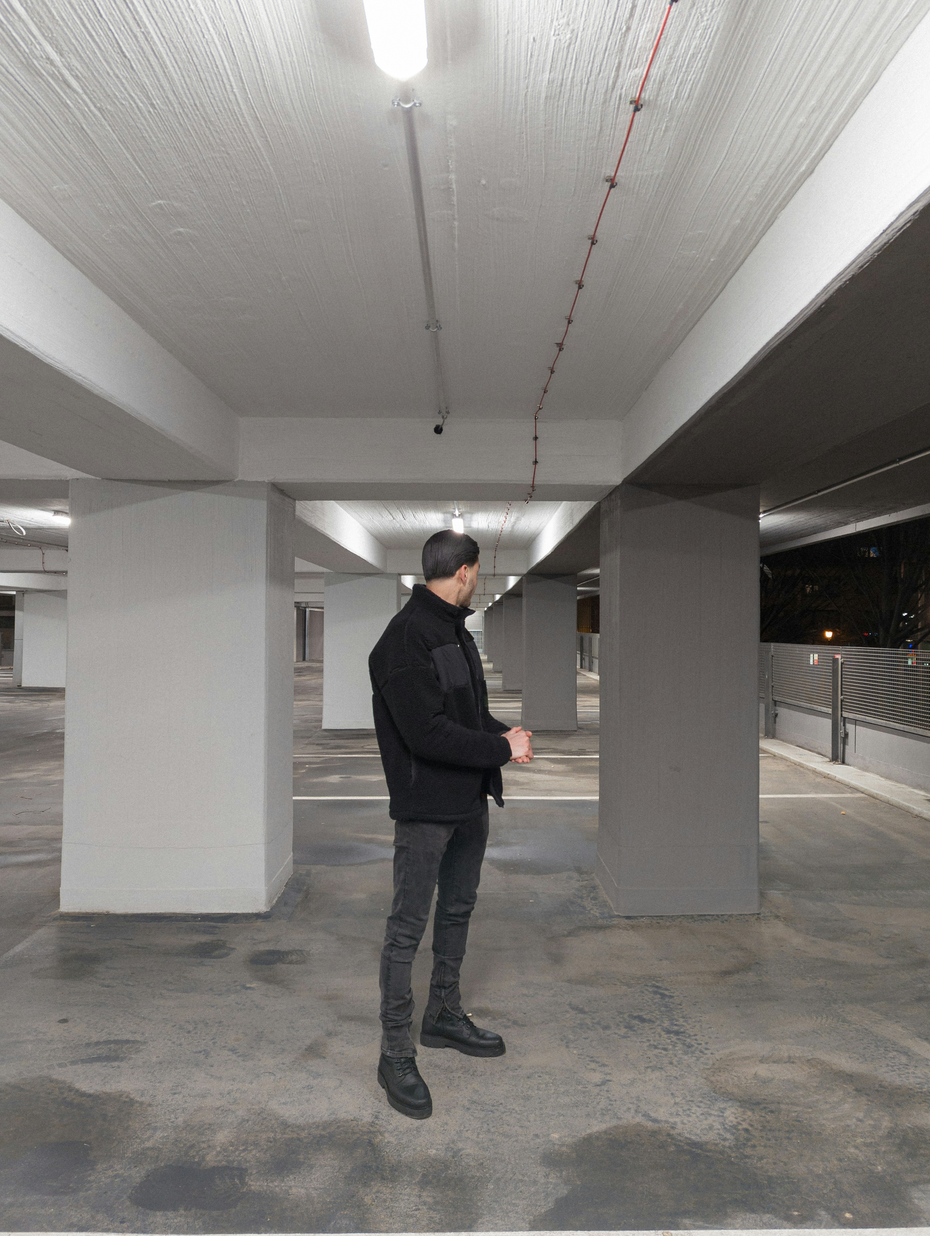 Un homme debout dans un garage vide