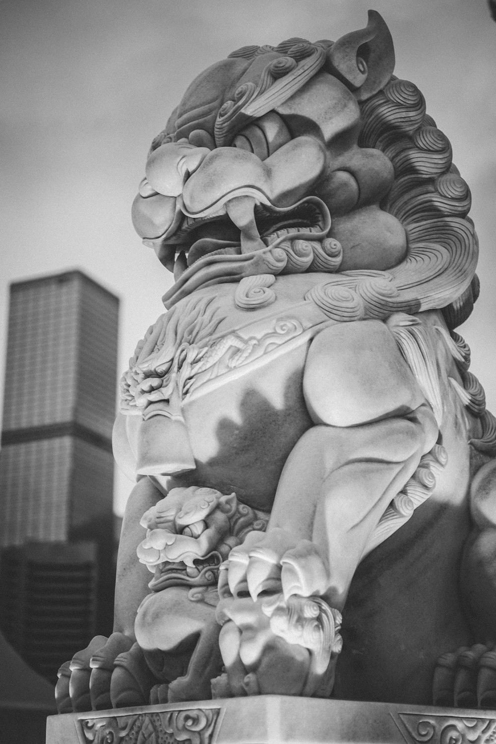 Una foto en blanco y negro de una estatua de un león