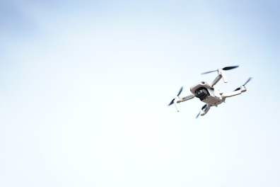 Drone qui vole dans le ciel bleu