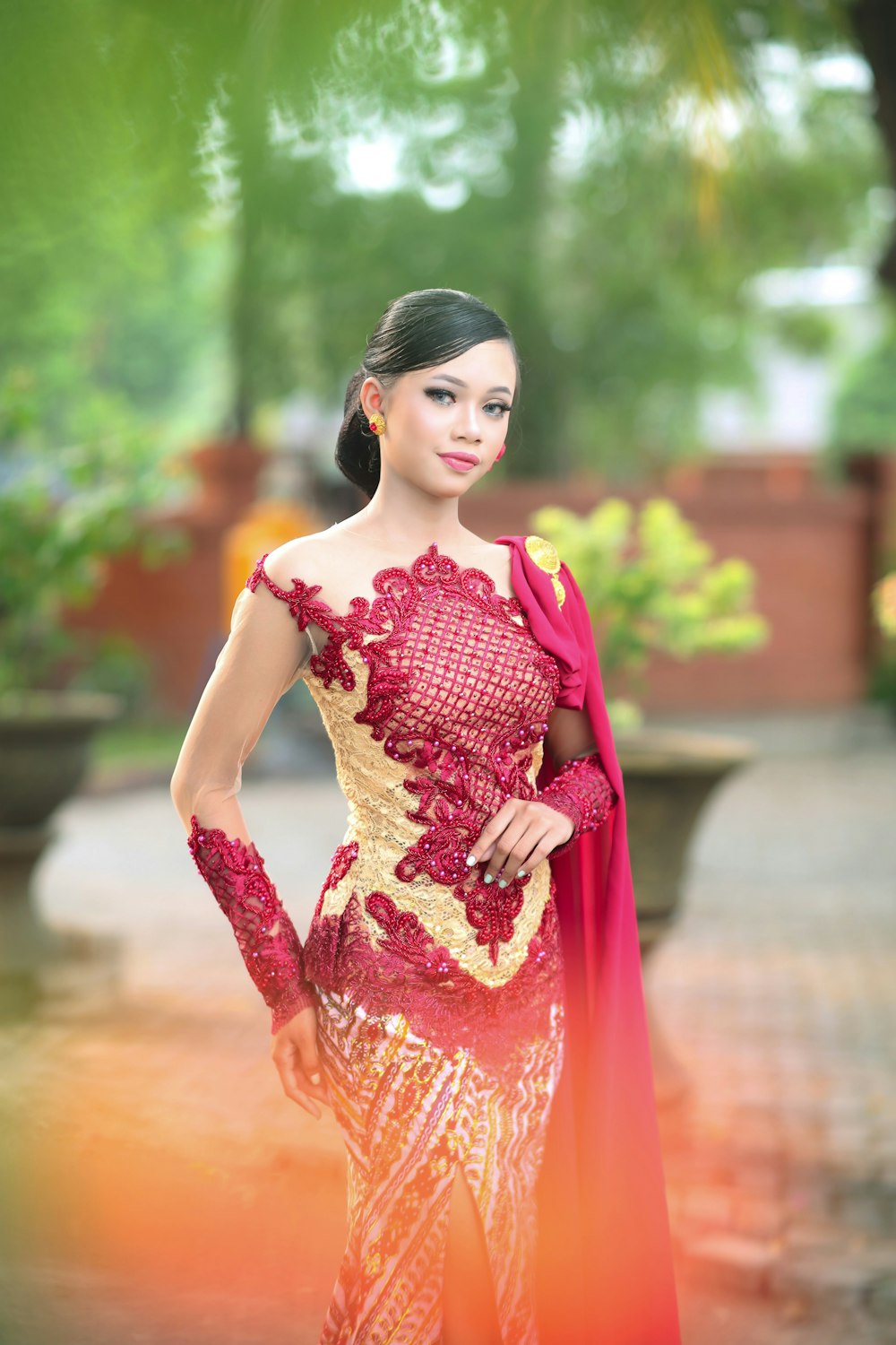 Moderar donante Pino Foto Una mujer con un vestido rojo y dorado – Imagen Ciudad de surabaya  gratis en Unsplash