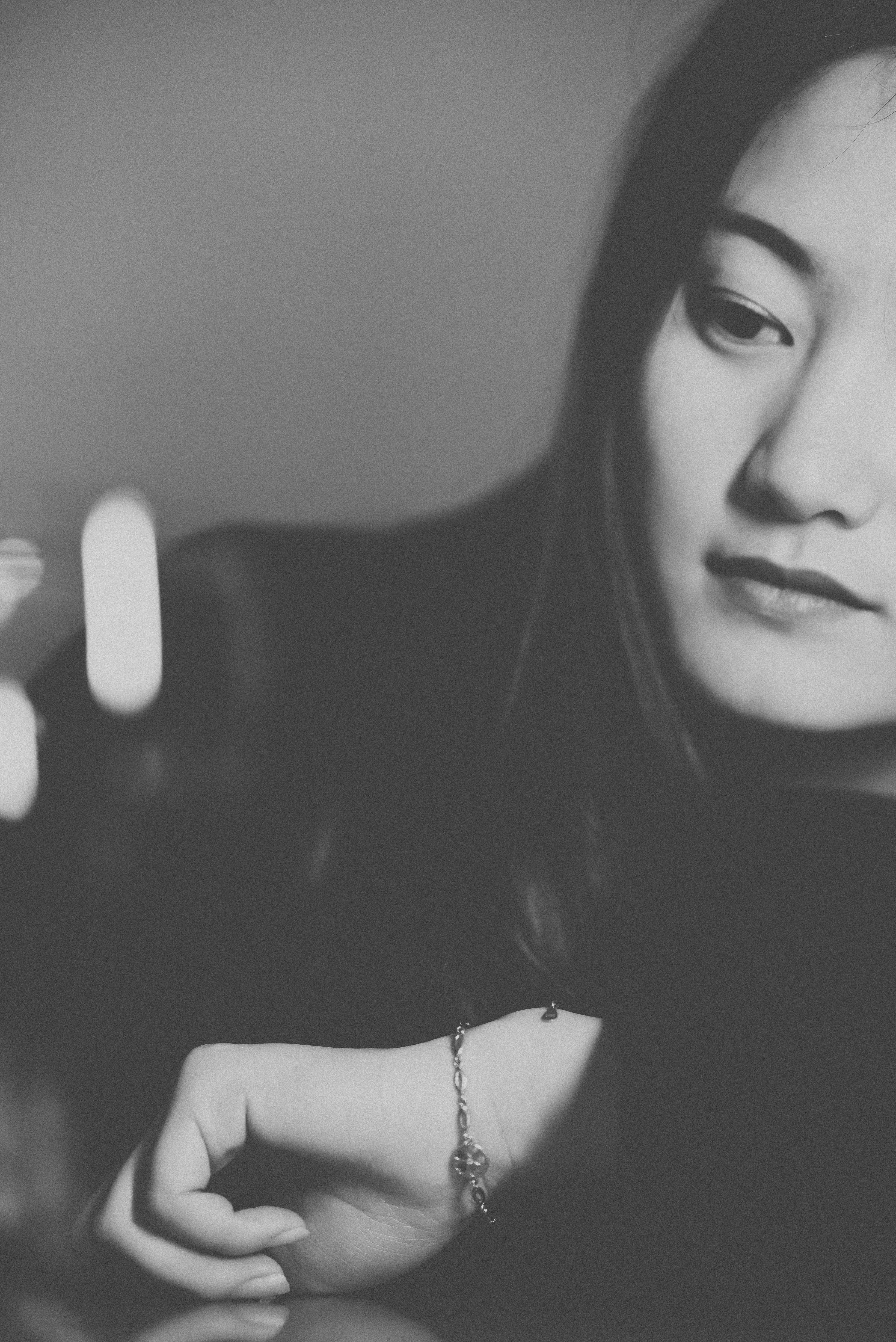 Ein Schwarz-Weiß-Foto einer Frau mit einem Handy