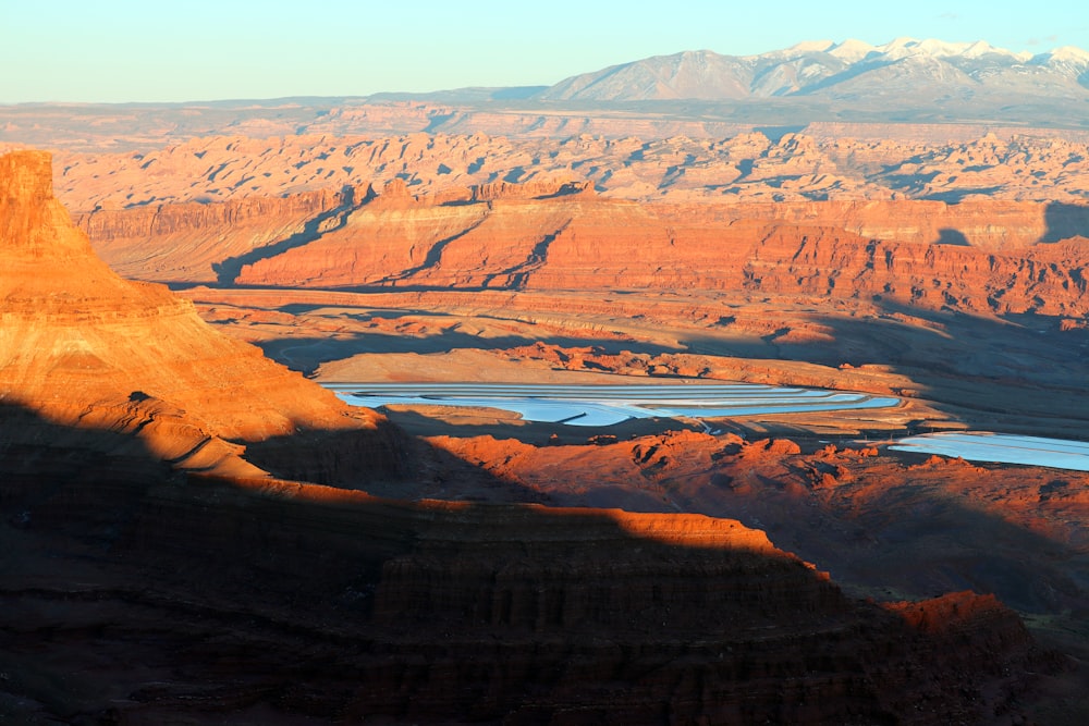 Blick auf eine Bergkette mit einem See in der Mitte