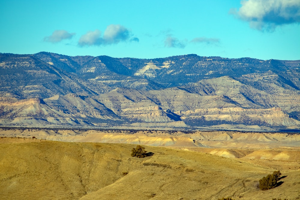 Una vista de una cadena montañosa desde la distancia