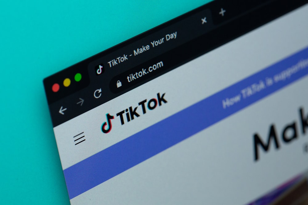uma tela de computador com a palavra tiktok nela