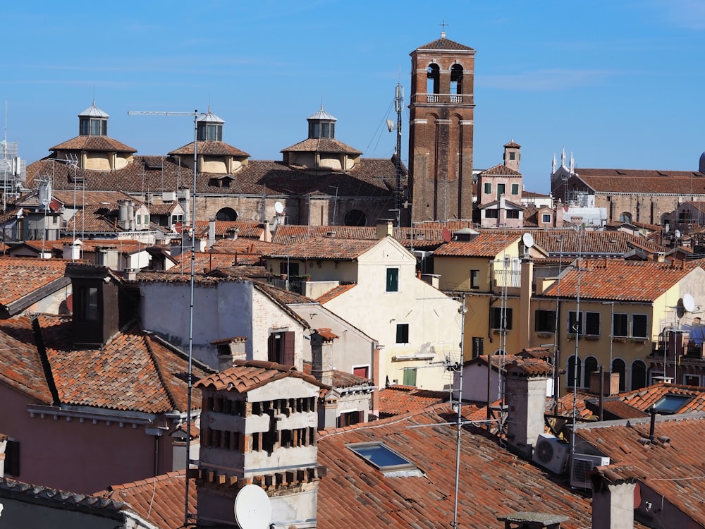 Una vista di una città con una torre dell'orologio