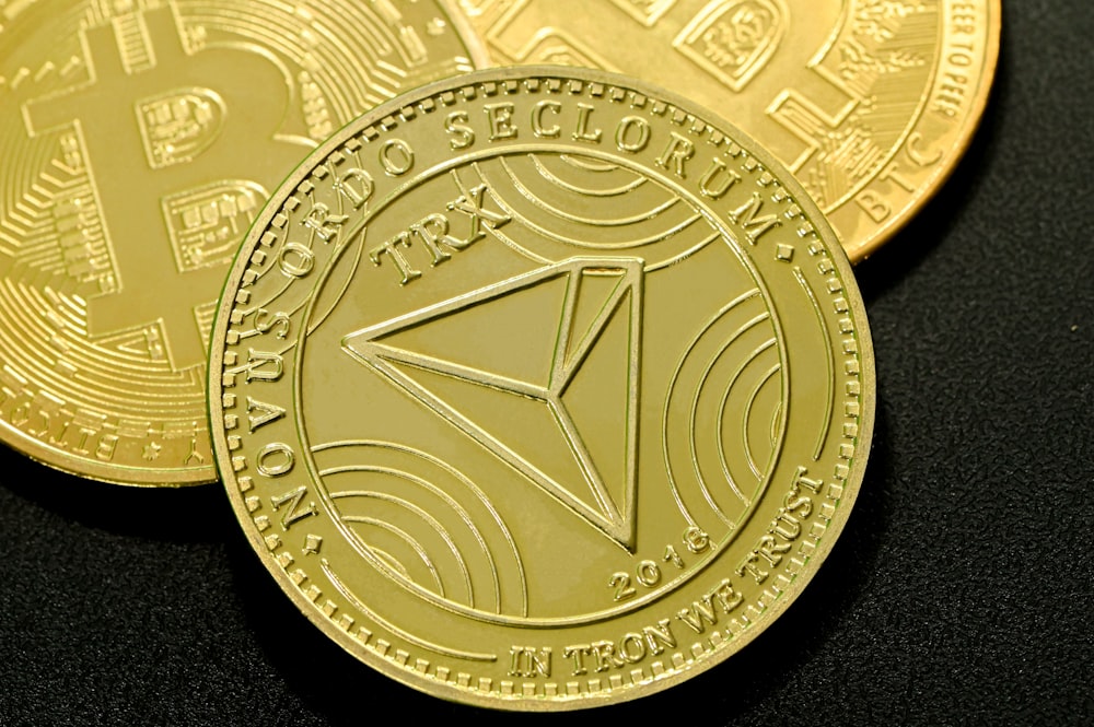 um close up de uma moeda com um bitcoin nela