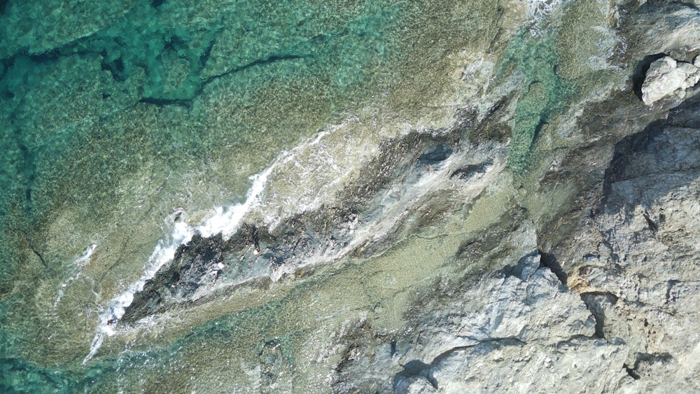 a bird's eye view of the water and rocks