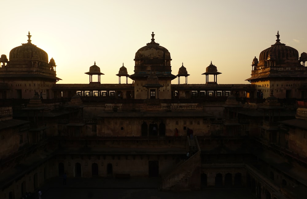 Il sole sta tramontando su un grande edificio