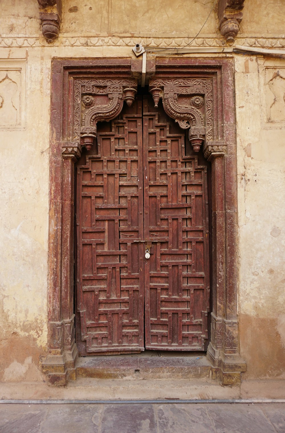 Una gran puerta de madera con intrincadas tallas en ella