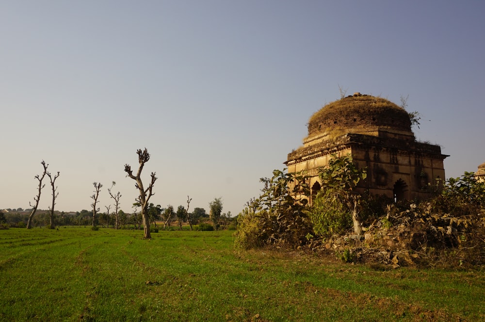 an old building in the middle of a field