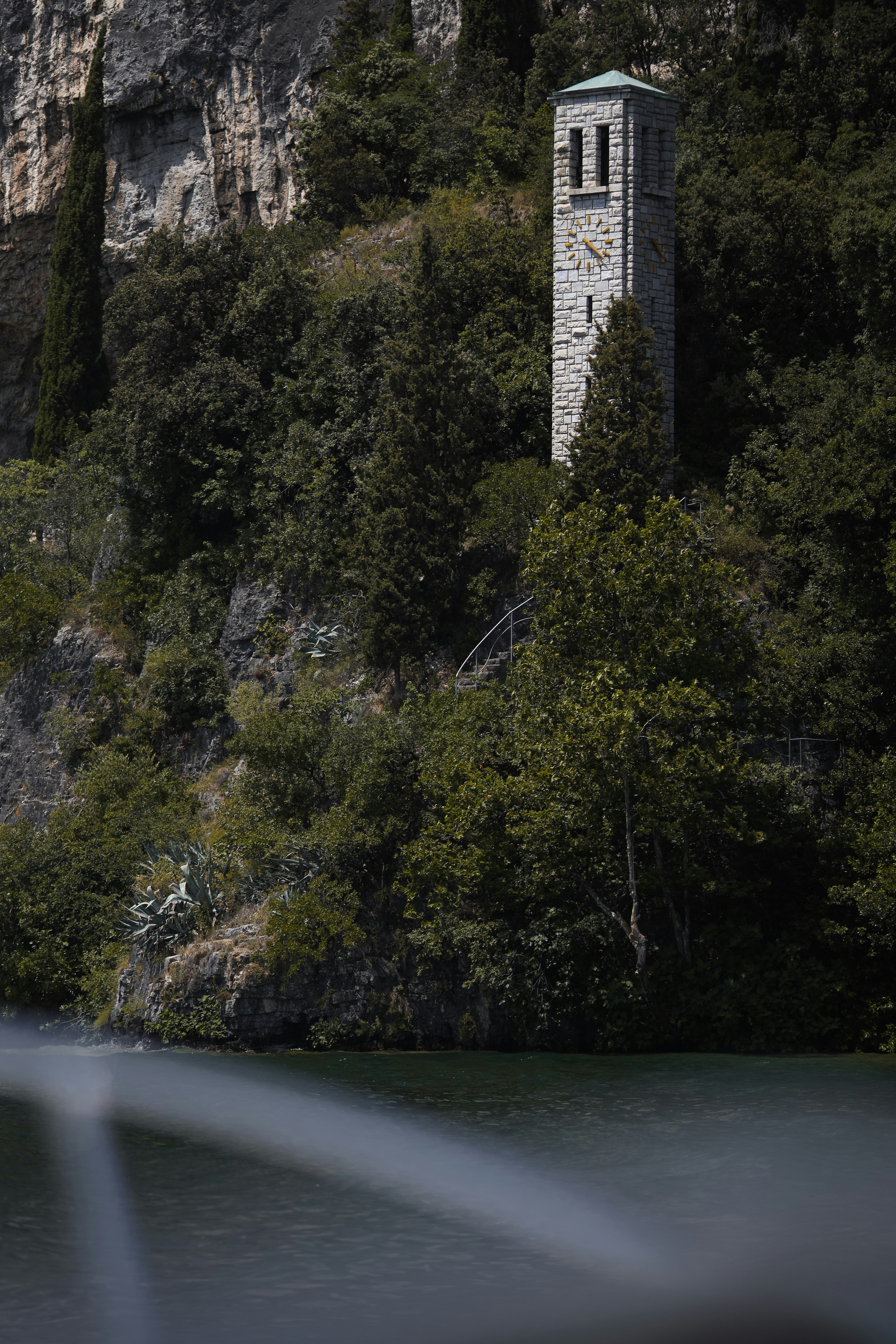 Una gran cascada en un bosque