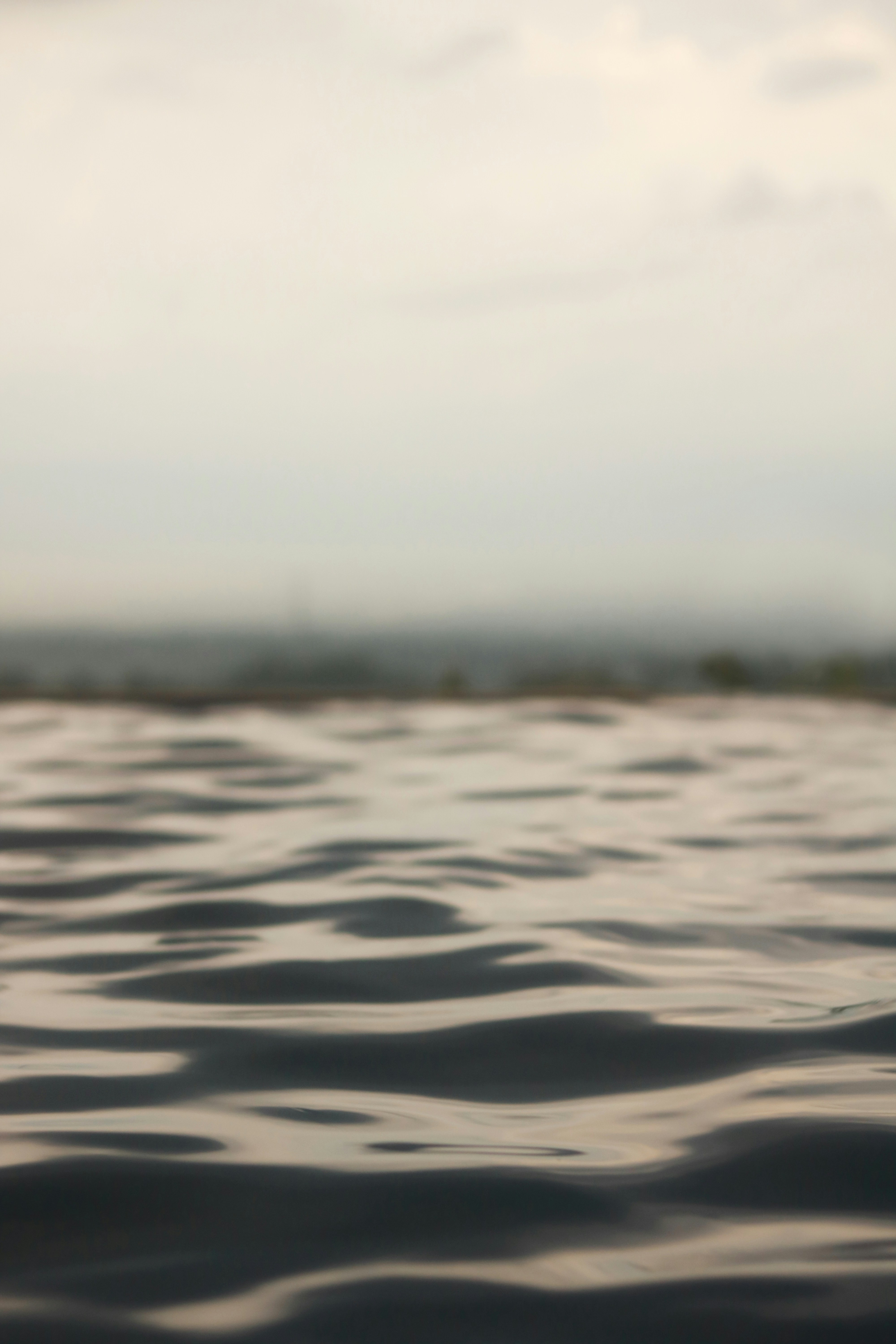 Una foto borrosa de un cuerpo de agua