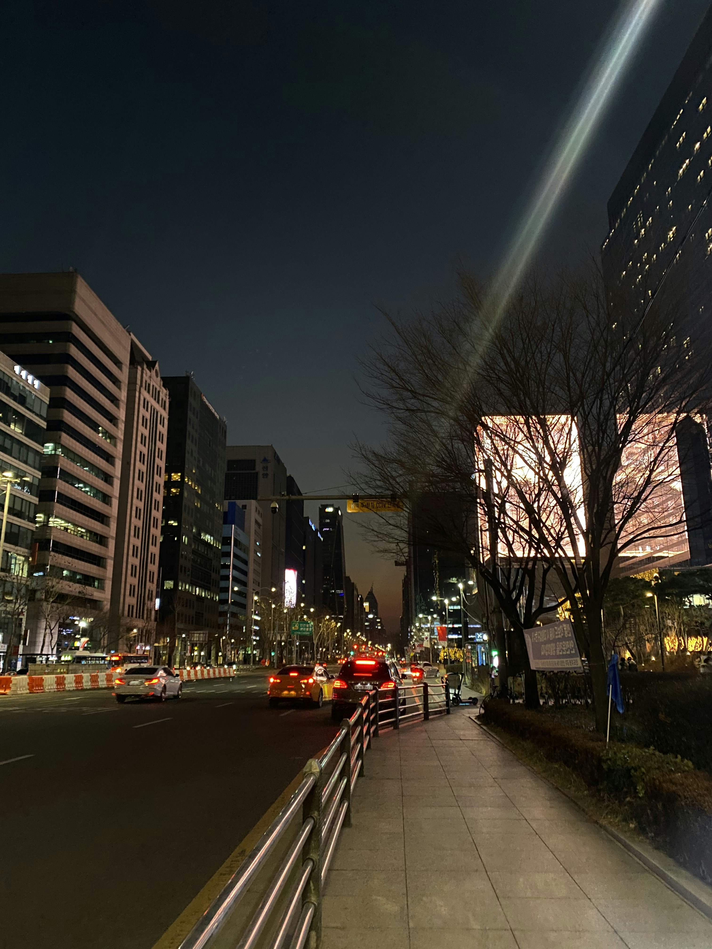 how do street lights work - modern LED technology illuminating city streets