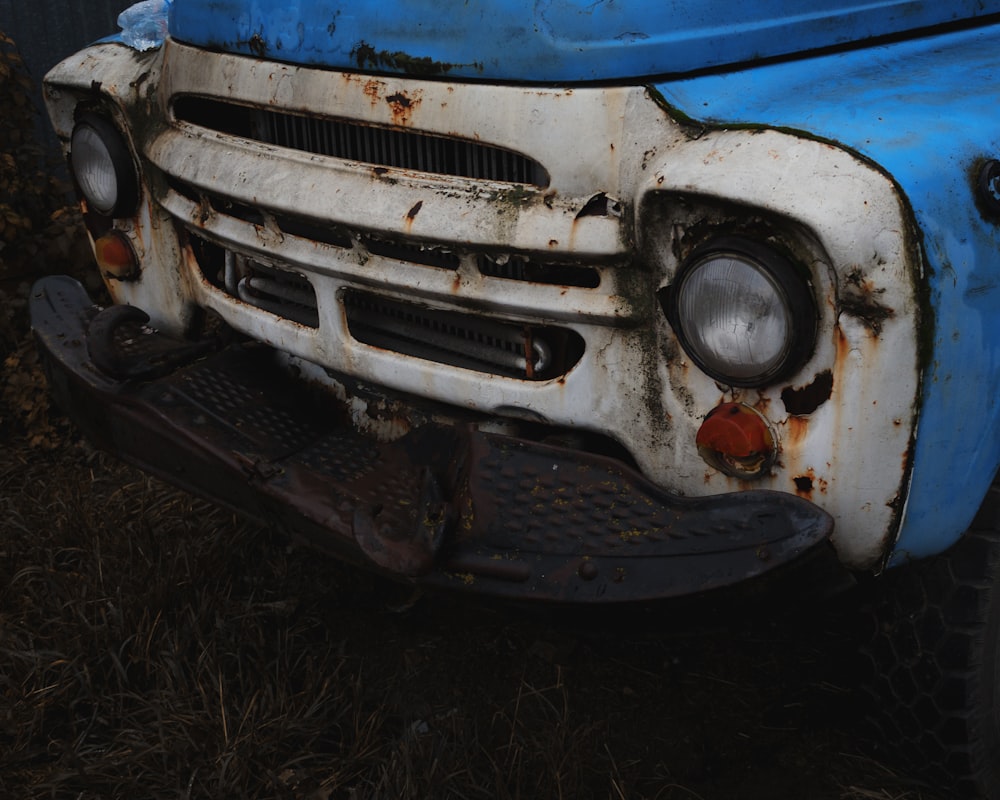 the front of an old blue and white truck