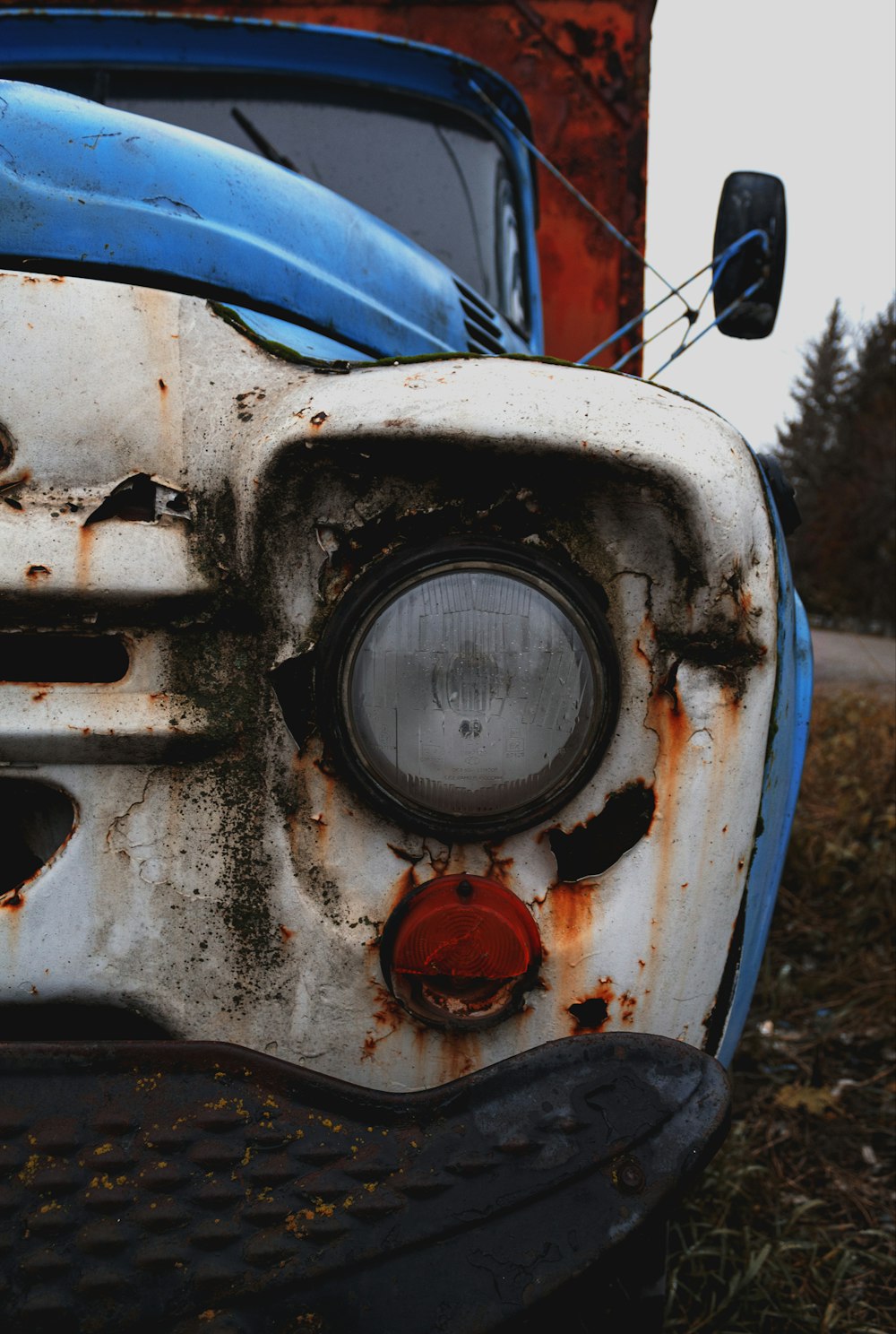 a close up of the front of an old truck