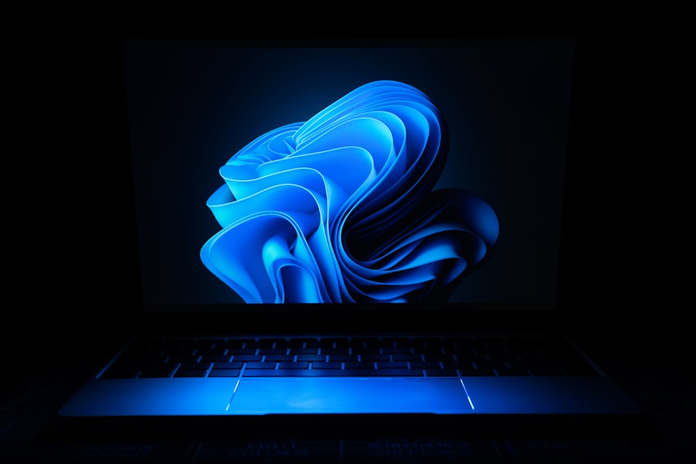 Ein MacBook Air Laptop im Dunkeln