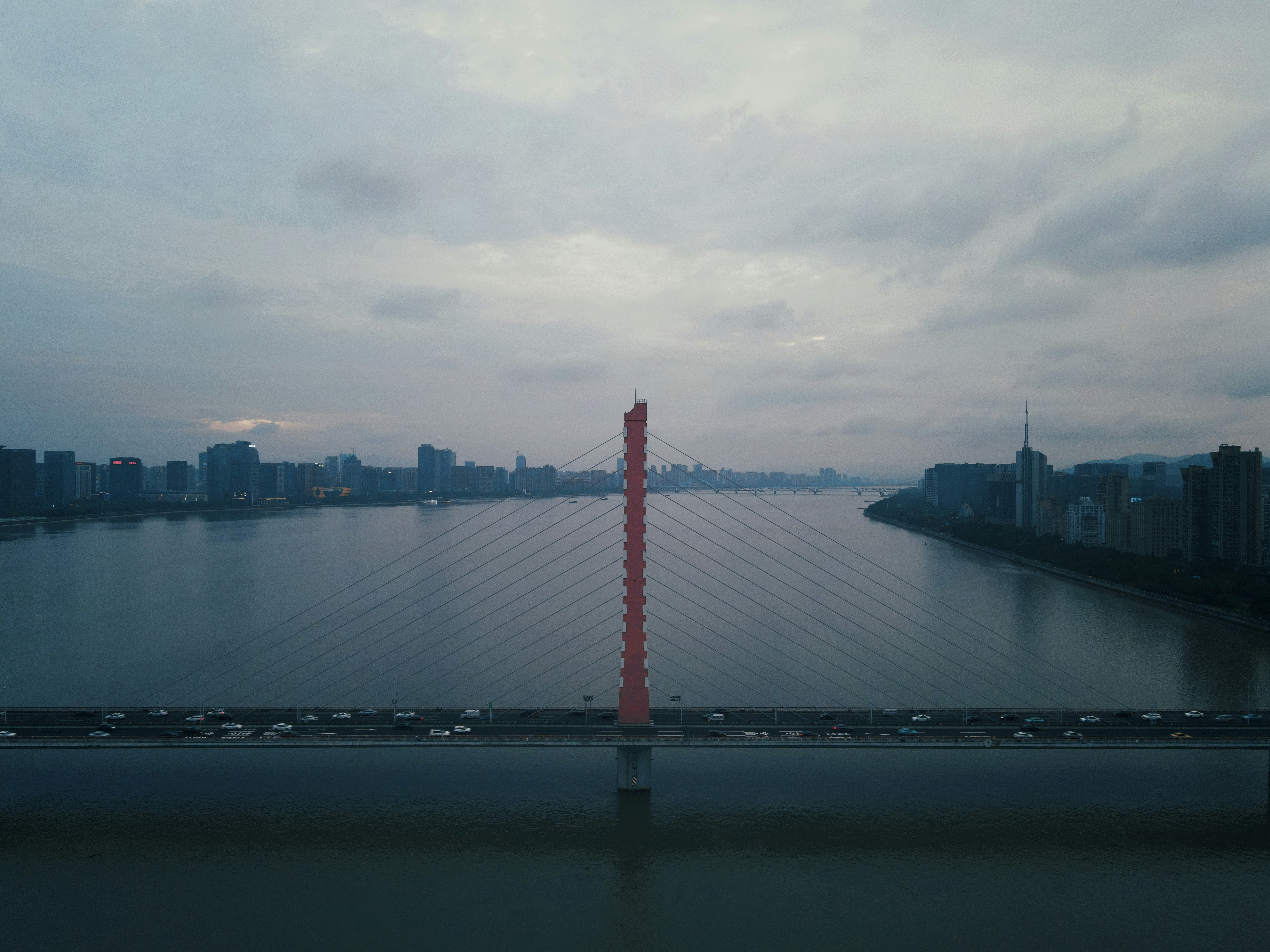uma vista de uma ponte sobre um grande corpo de água