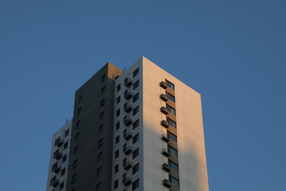 a tall building with a sky background