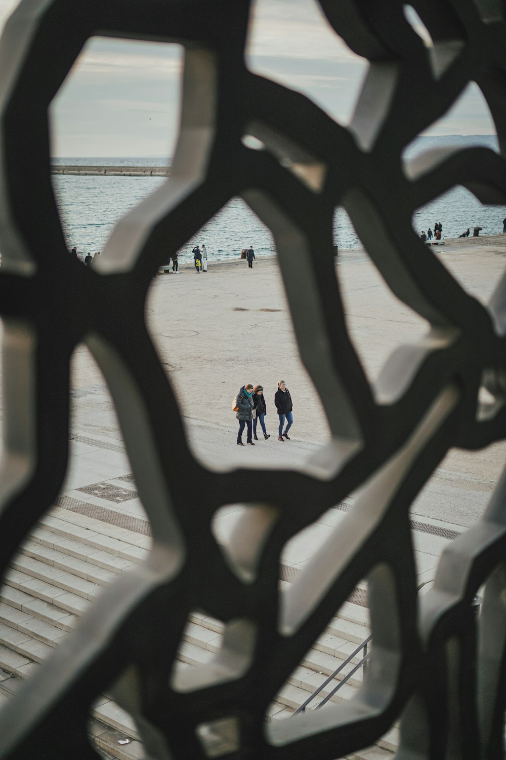 Un groupe de personnes debout sur une plage au bord de l’océan