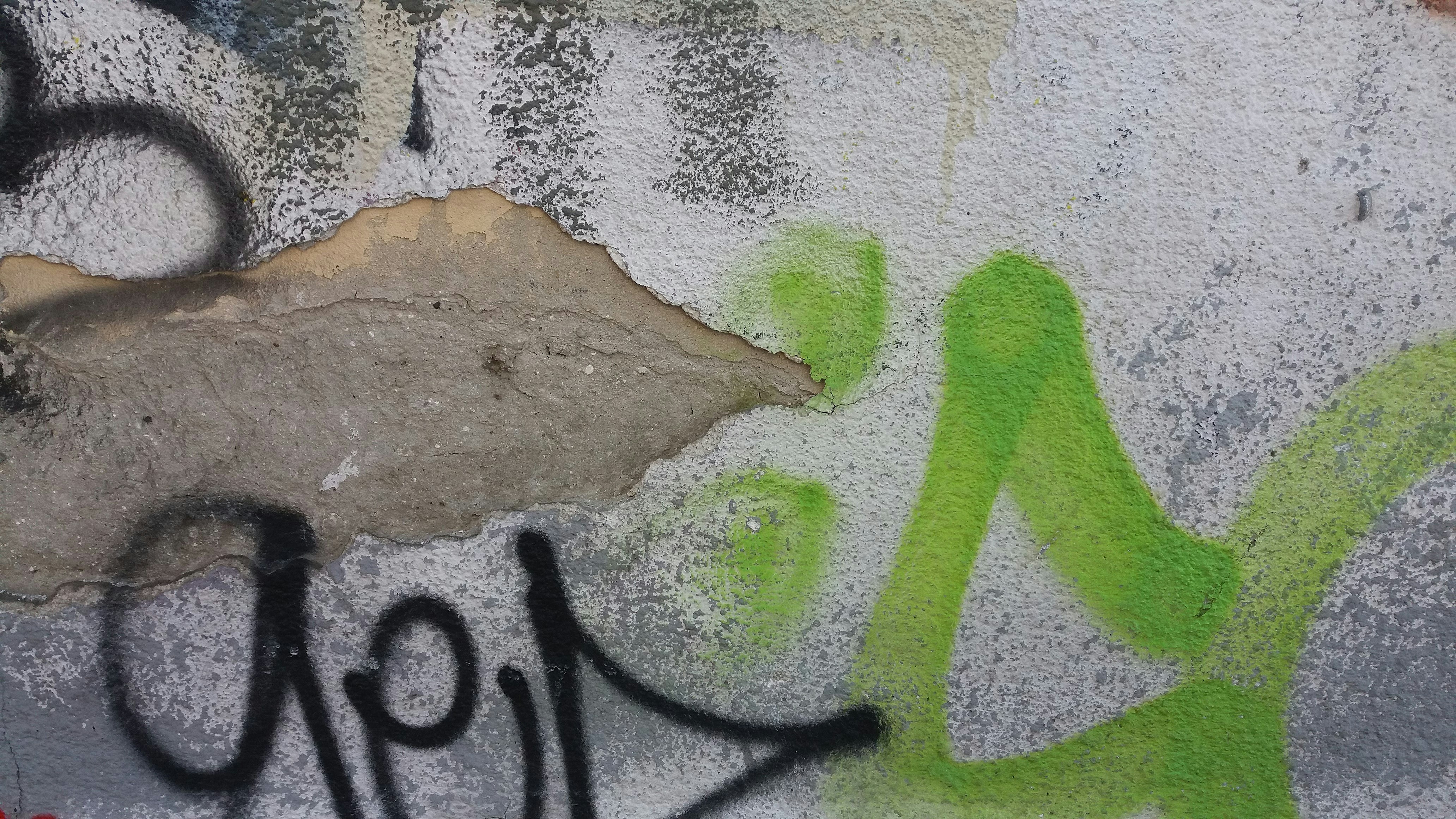 落書きと緑色のスプレーペイントで覆われた壁の写真 – Unsplashの緑の