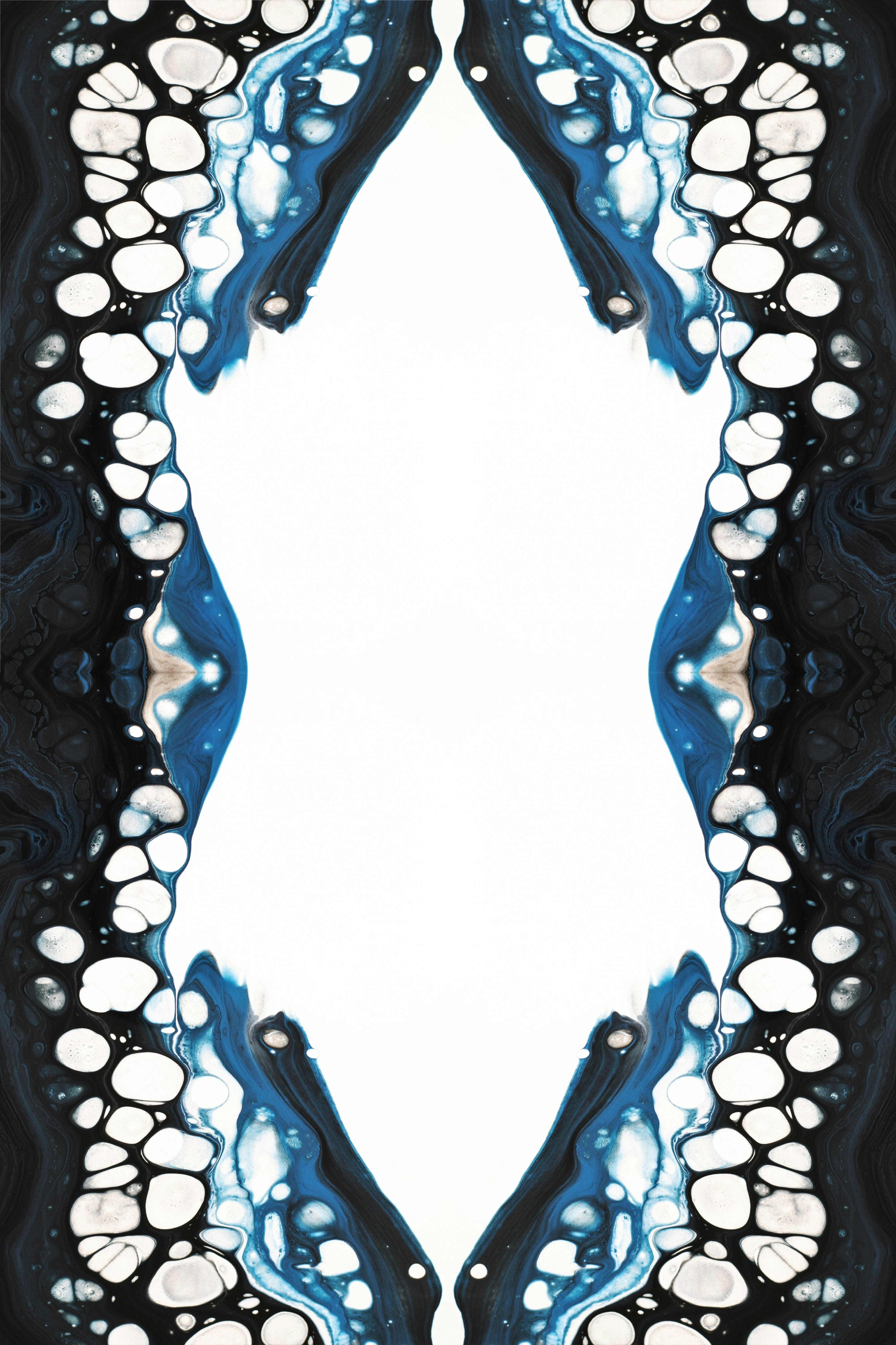 a picture of a white and black background