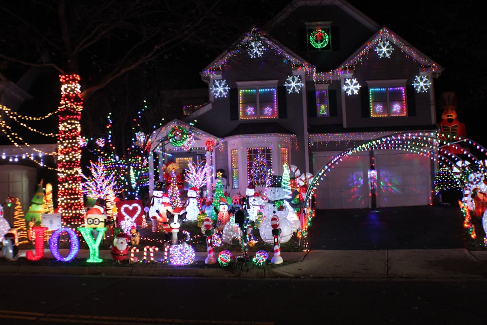 uma casa coberta de luzes de Natal e decorações