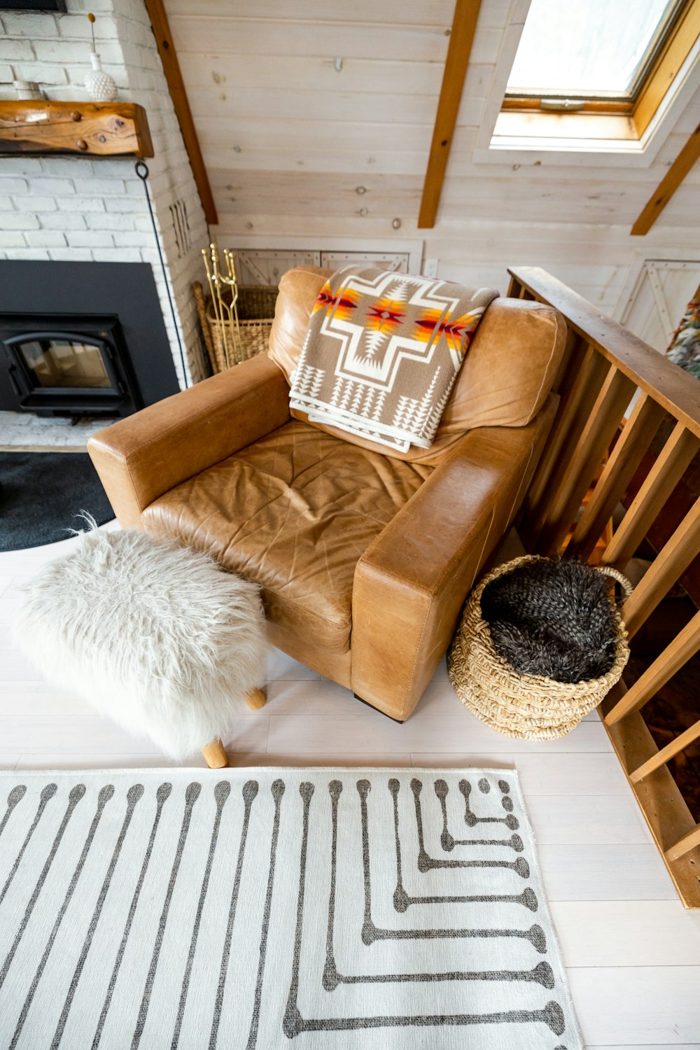 ein Wohnzimmer mit einem Stuhl und einem Teppich